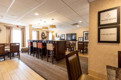 une salle à manger avec un bar dans un restaurant dans l'établissement Hampton Inn by Hilton of Kuttawa Eddyville, à Kuttawa