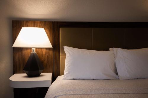 Ένα ή περισσότερα κρεβάτια σε δωμάτιο στο Hampton Inn by Hilton of Kuttawa Eddyville