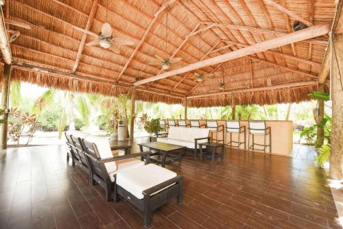 ein Restaurant mit Stühlen, Tischen und einer Holzdecke in der Unterkunft Hampton Inn Key Largo in Key Largo