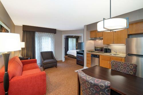Dapur atau dapur kecil di Homewood Suites Lafayette