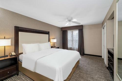 Katil atau katil-katil dalam bilik di Homewood Suites Lafayette