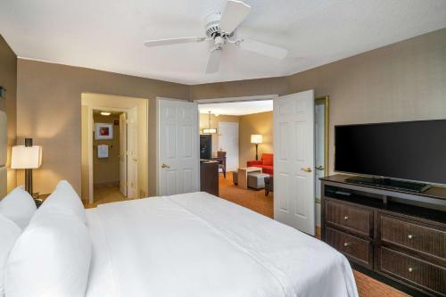 Televisyen dan/atau pusat hiburan di Homewood Suites Lafayette
