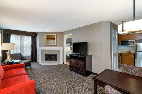 Televisyen dan/atau pusat hiburan di Homewood Suites Lafayette