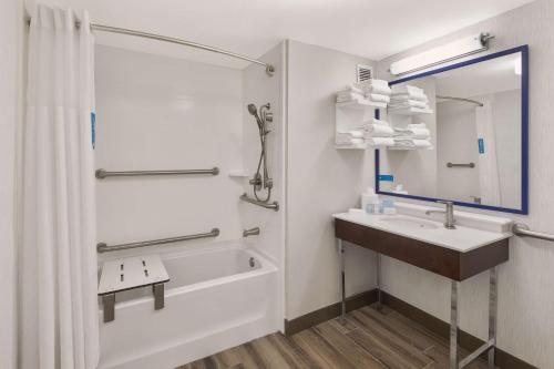 La salle de bains est pourvue d'un lavabo, d'une baignoire et d'une douche. dans l'établissement Hampton Inn Lagrange near Callaway Gardens, à LaGrange