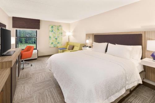 Televisyen dan/atau pusat hiburan di Hampton Inn Lagrange near Callaway Gardens