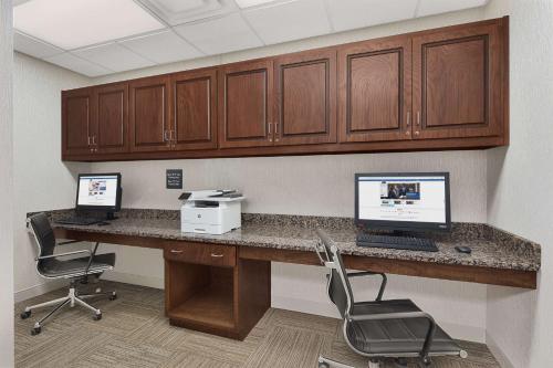 Televisyen dan/atau pusat hiburan di Hampton Inn Lagrange near Callaway Gardens