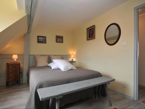 Gîte Jeanne familial - calme - parking في Ebersheim: غرفة نوم بسرير مع مقاعد ومرآة