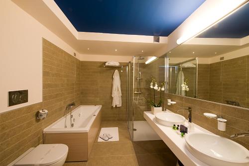 a bathroom with a sink and a tub and a toilet at Relais dell'Olmo in Perugia
