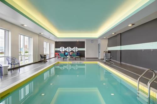 Piscine de l'établissement Tru By Hilton Toronto Airport West ou située à proximité