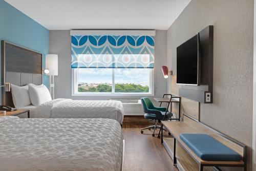 une chambre d'hôtel avec deux lits et une fenêtre dans l'établissement Tru By Hilton Toronto Airport West, à Mississauga