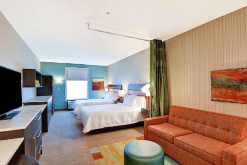 una camera d'albergo con letto e divano di Home2 Suites By Hilton Las Vegas Strip South a Las Vegas