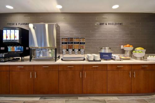 a kitchen with a counter with aasteryasteryasteryasteryasteryasteryasteryasteryastery at Home2 Suites by Hilton Las Vegas Convention Center - No Resort Fee in Las Vegas