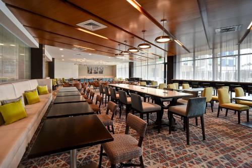 - une salle à manger avec des tables, des chaises et des fenêtres dans l'établissement Home2 Suites by Hilton Las Vegas Convention Center - No Resort Fee, à Las Vegas