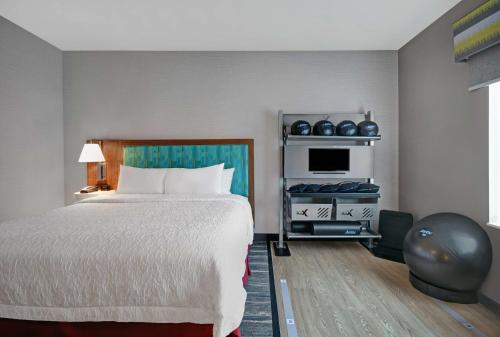 pokój hotelowy z łóżkiem i telewizorem w obiekcie Hampton Inn Las Vegas Strip South, NV 89123 w Las Vegas