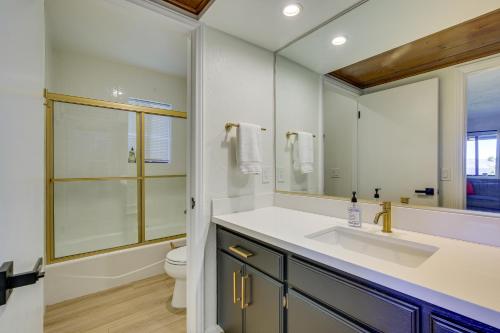 Ένα μπάνιο στο 3 Decks, Game Room and Views Lake Arrowhead Home!