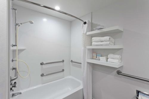 ein weißes Bad mit einer Dusche und einer Badewanne in der Unterkunft Hampton Inn Los Angeles/Arcadia in Arcadia