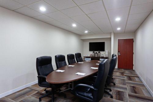 una sala conferenze con un tavolo di legno e sedie nere di Hampton Inn Los Angeles/Arcadia ad Arcadia