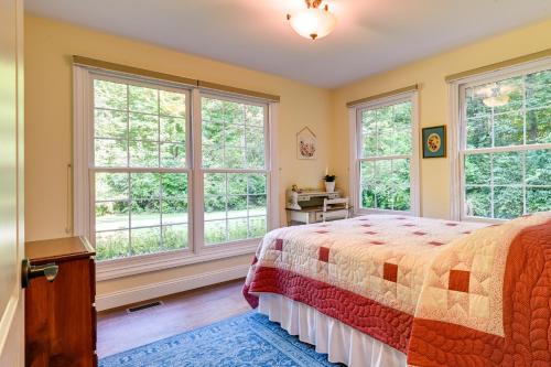 Postel nebo postele na pokoji v ubytování Charming Flushing Vacation Rental on 5 Acres!