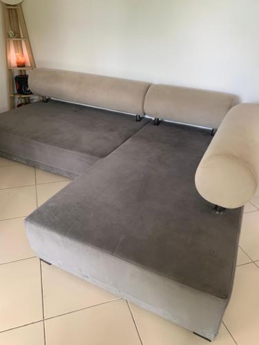 un sofá y una silla en una habitación en KAY DyDy en Le Lorrain
