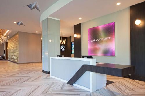 Lobi atau kawasan kaunter penerimaan di Homewood Suites By Hilton Los Angeles International Airport