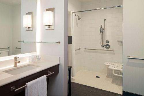 Bilik mandi di Homewood Suites By Hilton Los Angeles International Airport