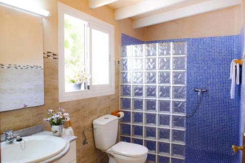 e bagno con servizi igienici, doccia e lavandino. di Villa Roca Nova a Cacla D'or