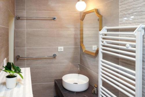 W łazience znajduje się umywalka i toaleta. w obiekcie La Tour de Bohémond w Carcassonne