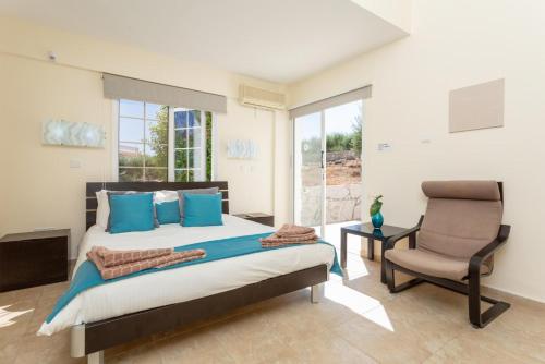 新喬里歐的住宿－Villa Amorosa，一间卧室配有一张大床和一把椅子