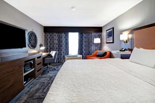 列克星敦的住宿－萊剋星頓I-75漢普頓酒店，酒店客房设有一张大床和一台电视。