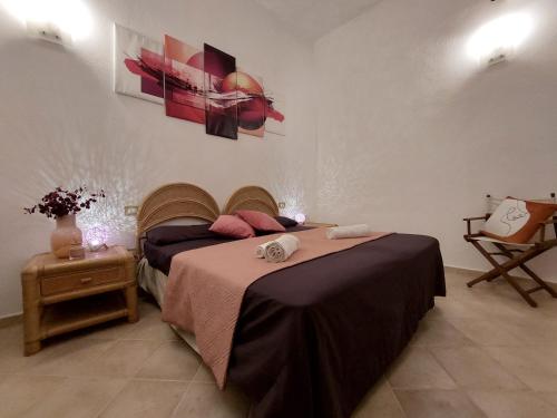 um quarto com 2 camas e uma cadeira em [Funtana Meiga - Marina Breeze] 50mt from sea em Funtana Meiga