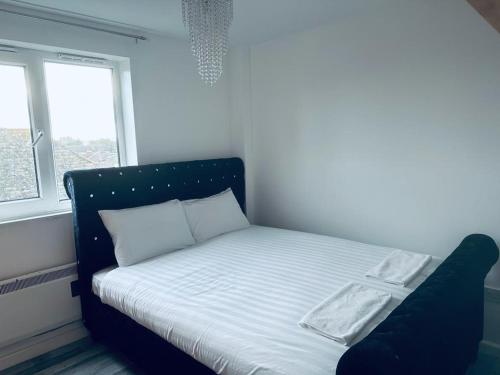 1 cama con cabecero azul en una habitación en NANCY 1, en Portsmouth