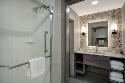 W łazience znajduje się umywalka, lustro i prysznic. w obiekcie Homewood Suites by Hilton Lexington-Hamburg w mieście Lexington