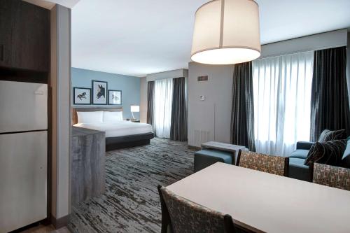 Habitación de hotel con cama y mesa en Homewood Suites by Hilton Lexington-Hamburg en Lexington