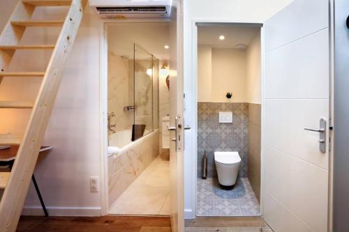 La salle de bains est pourvue de toilettes et d'une douche à l'italienne. dans l'établissement Le Palais d'Aliénor - parking gratuit, à Carcassonne