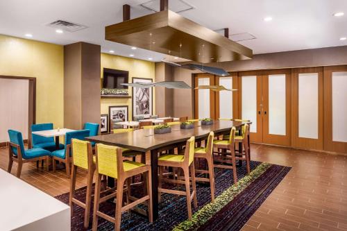 Un comedor con una mesa larga y sillas. en Hampton Inn By Hilton Paramus, en Paramus