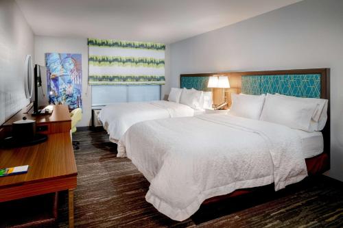 Postel nebo postele na pokoji v ubytování Hampton Inn By Hilton Paramus