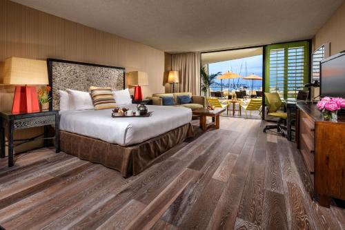 um quarto de hotel com uma cama e uma sala de estar em Hotel Maya - a DoubleTree by Hilton Hotel em Long Beach