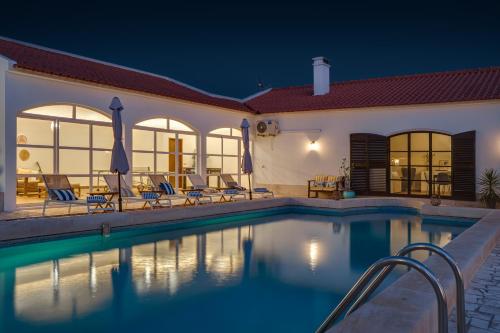 Villa con piscina por la noche en Quinta do Quartel, en Évora