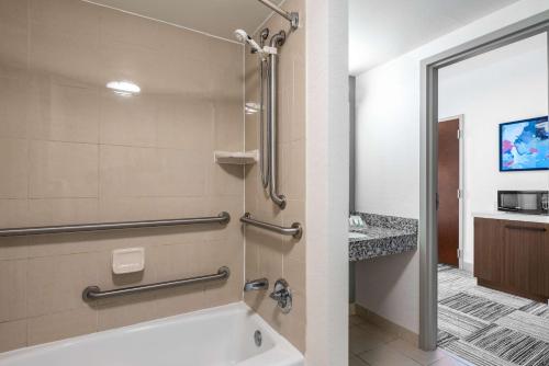 uma casa de banho com uma banheira e uma cabina de duche. em Hilton Garden Inn North Little Rock em North Little Rock