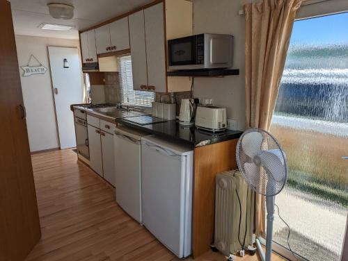 Η κουζίνα ή μικρή κουζίνα στο Happy Days South Holiday Home Chapel St Leonards