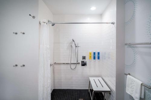 Et badeværelse på Tru By Hilton North Little Rock, Ar