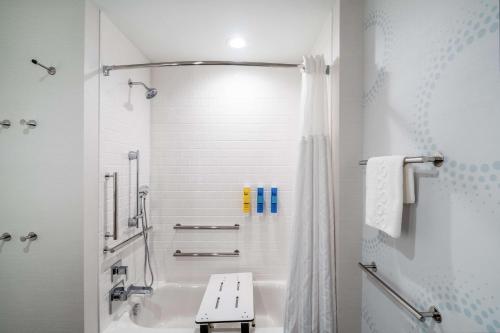 Ένα μπάνιο στο Tru By Hilton North Little Rock, Ar