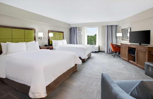 蘭開斯特的住宿－蘭開斯特漢普頓酒店，酒店客房设有两张床和一台平面电视。