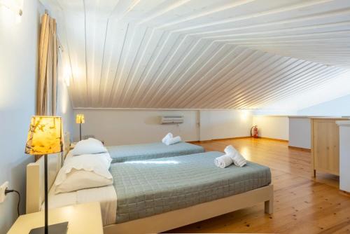 a bedroom with a bed and a white ceiling at Maria Beach House in Dhamoulianáta