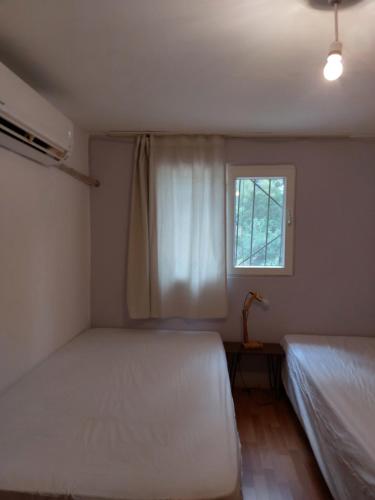 貝爾迪比的住宿－Mommy Farm home，一间卧室设有两张床和窗户。