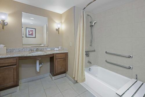 y baño con bañera, lavamanos y ducha. en Homewood Suites Laredo at Mall Del Norte, en Laredo