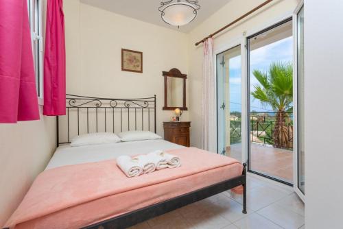 Кровать или кровати в номере Ionian Sea Villas