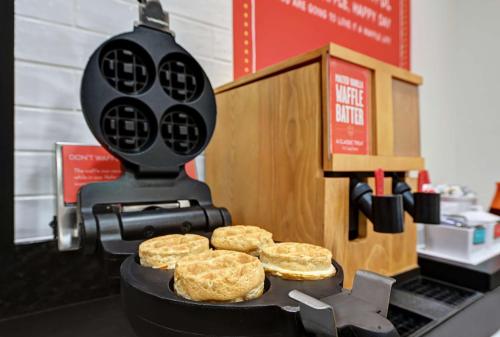 una macchina per il caffè con dei biscotti su un tavolo di Hampton Inn Lordsburg a Lordsburg