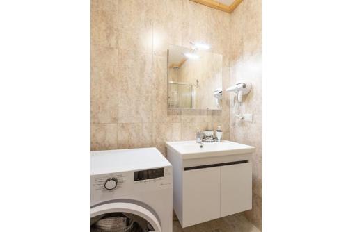 y baño con lavadora y lavamanos. en Villa Zonkdemir en Dalyan