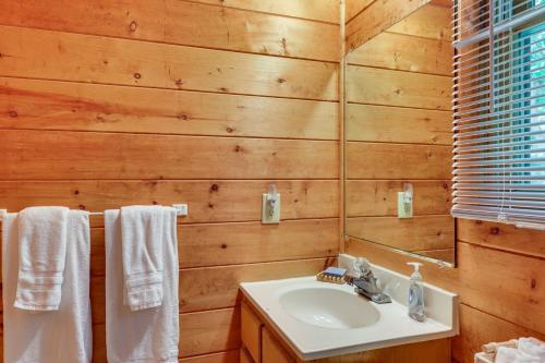 Et badeværelse på Pet-Friendly Blairsville Cabin with Fire Pit and Grill